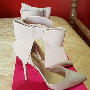 New Shoedazzle size 8.5 cream suede